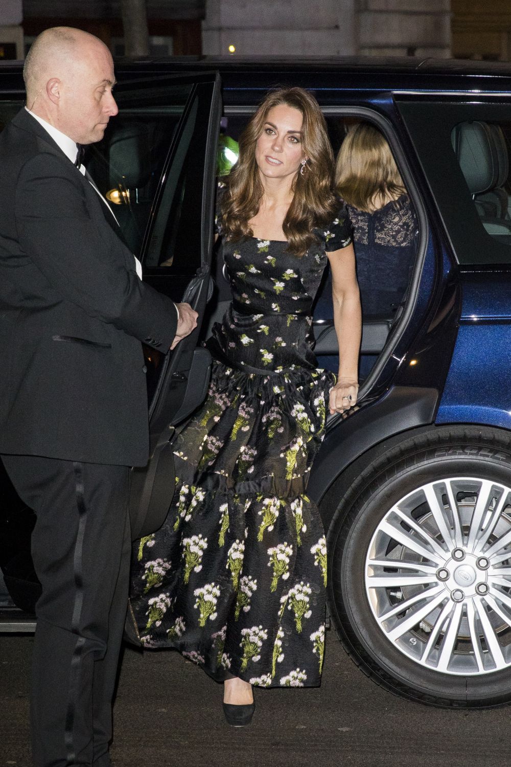 Черната рокля с флорален принт е на любимата й британска модна къща Александър Маккуин