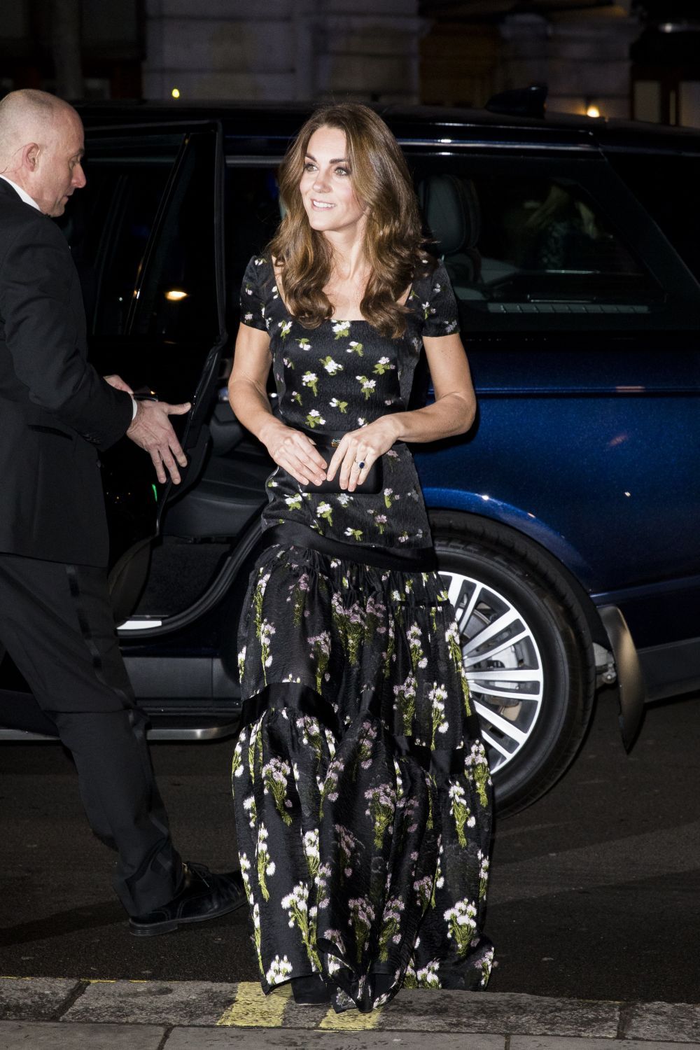 Черната рокля с флорален принт е на любимата й британска модна къща Александър Маккуин