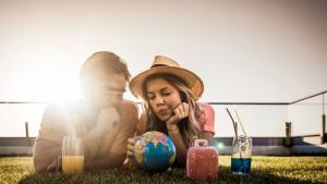 мъж жена глобус земята