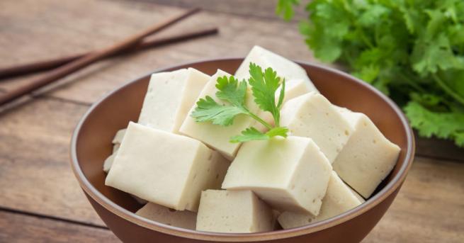 Тофу е храна, направена от пресечено соево мляко. То често