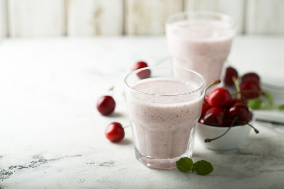 Американски експерти препоръчват чаша топло мляко със сок от вишни преди лягане