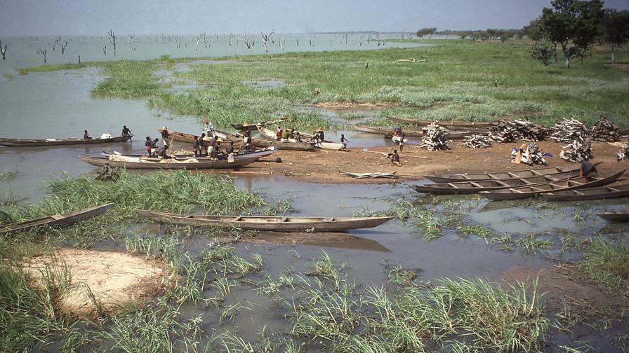 Рибари в езерото "Волта", Гана