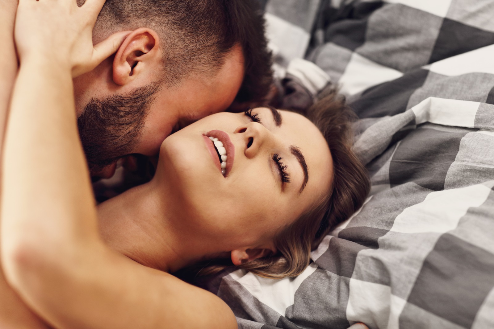 <p>В дамския списък на първо място очаквано фигурира любовната игра, посочена от 92 процента от участничките в допитването. Размяната ласки преди същинския полов акт подкрепят 68 процента от мъжете. Съдейки по общите резултати, водещата сексуална фантазия за 2020 г. за представителите и на двата пола е телефонният секс (80 процента).</p>