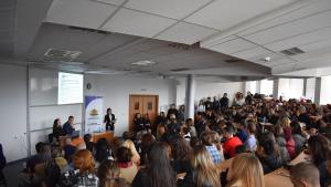 министър Ваня Колева с младежи