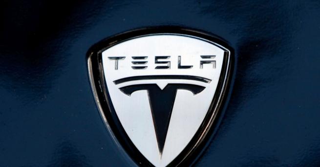 Тесла Tesla представи електрическия си спортен автомобил с висока проходимост