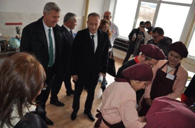 Министър Вълчев посети училища в Разлог
