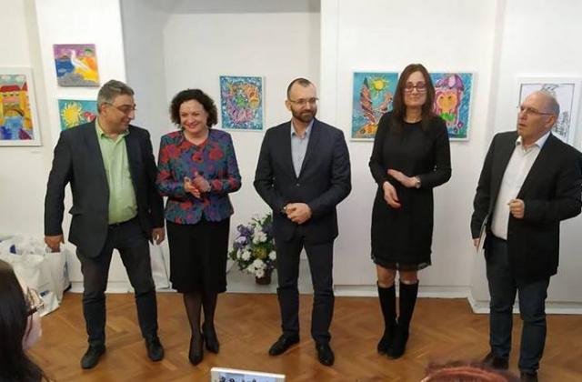 Изложбата с детски рисунки на В и к - Бургас премина под патронажа на Ивелина Василева