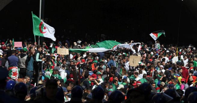 Стотици хиляди алжирци масово излязоха днес на улиците главно в