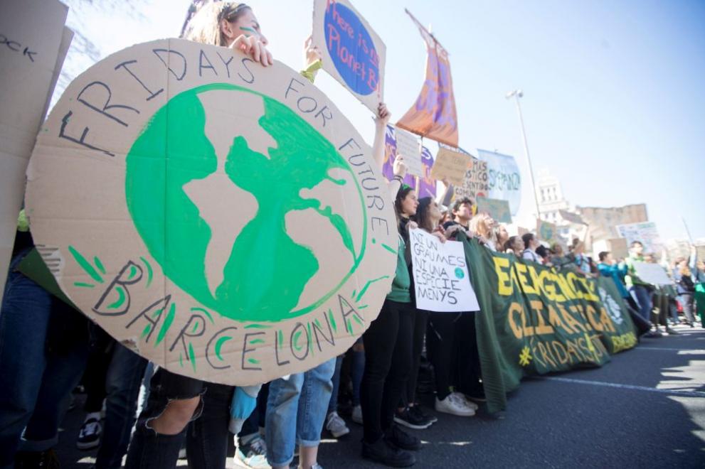  Ученици в над 100 страни излязоха на стачка в отбрана на климата 