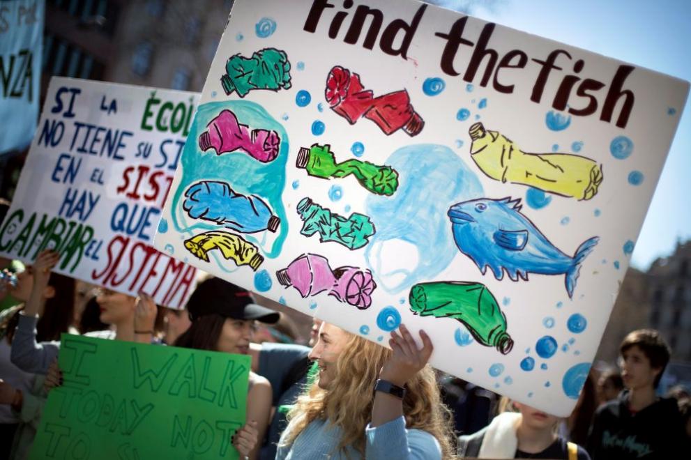  Ученици в над 100 страни излязоха на стачка в отбрана на климата 