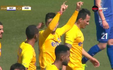 Станислав Костов грабна шампанското след успеха на Левски над Верея