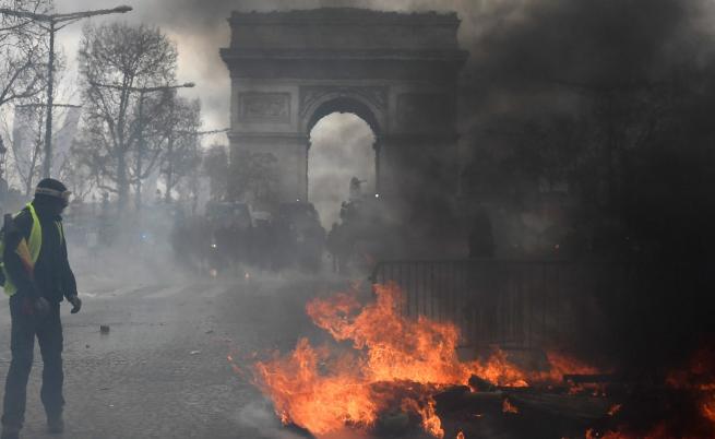 Сблъсъци в Париж, пожар и пострадали