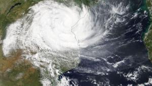 Преминаването на циклона Джулия причини тежки наводнения в Акапулко и
