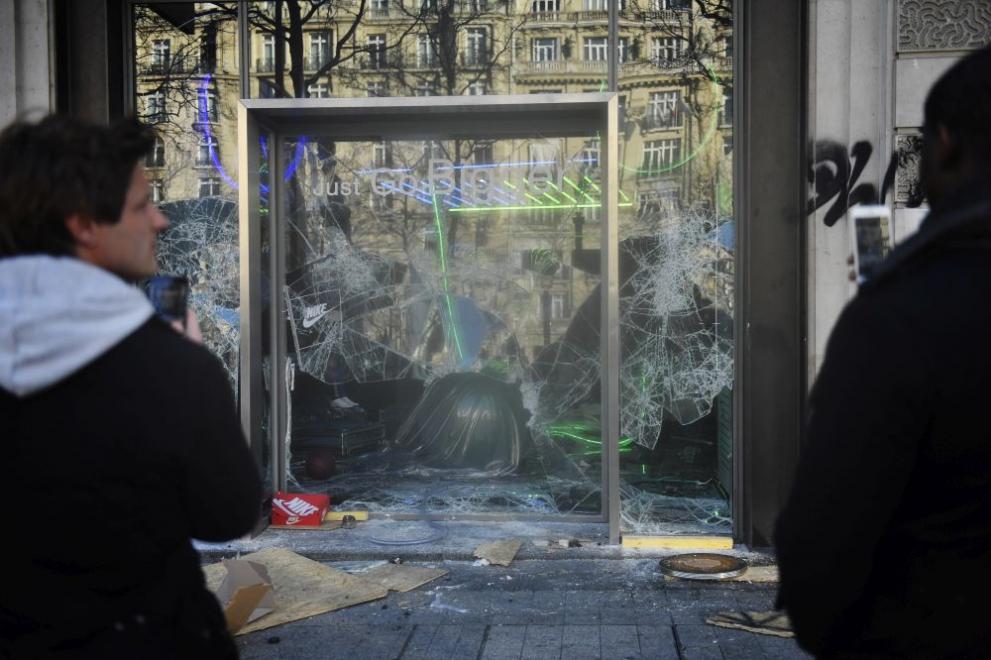  Разграбиха и опожариха бутици на емблематичния Шан-з-Елизе 