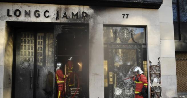 Много бутици на булевард Шан з Елизе в центъра на Париж бяха