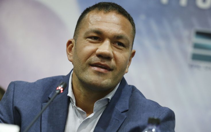 Става напечено за Кобрата, разследват го за насилствената целувка
