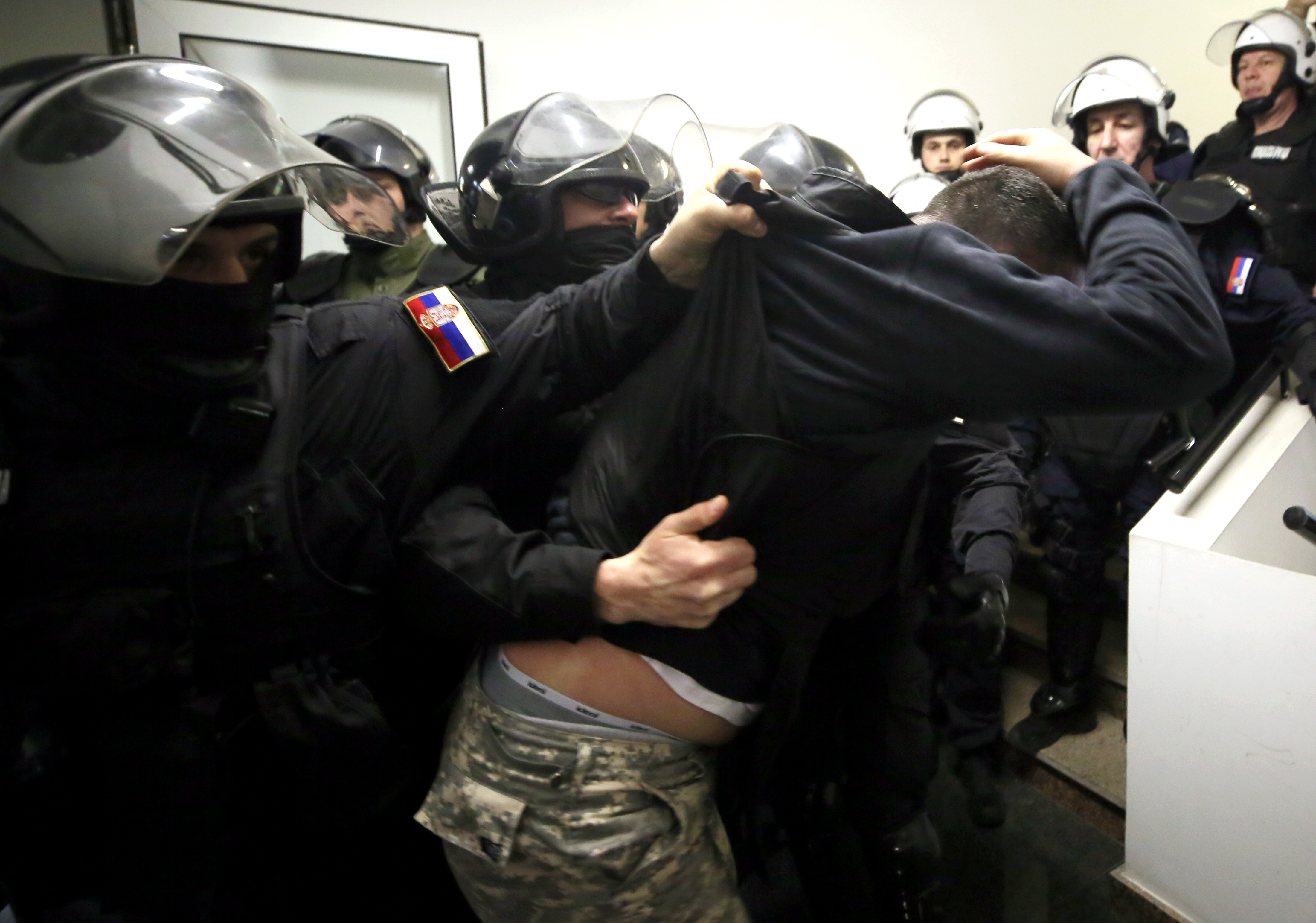 На снимките: Демонстранти атакуваха кордон от жандармерията; Снощи протестиращите нахлуха в сградата на държавната телевизия РТС