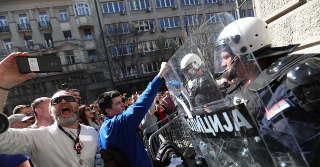 Протестите в Сърбия днес продължиха и дори ескалираха. Недоволни от