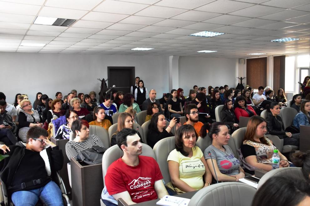 Участниците в дискусията във Враца.
