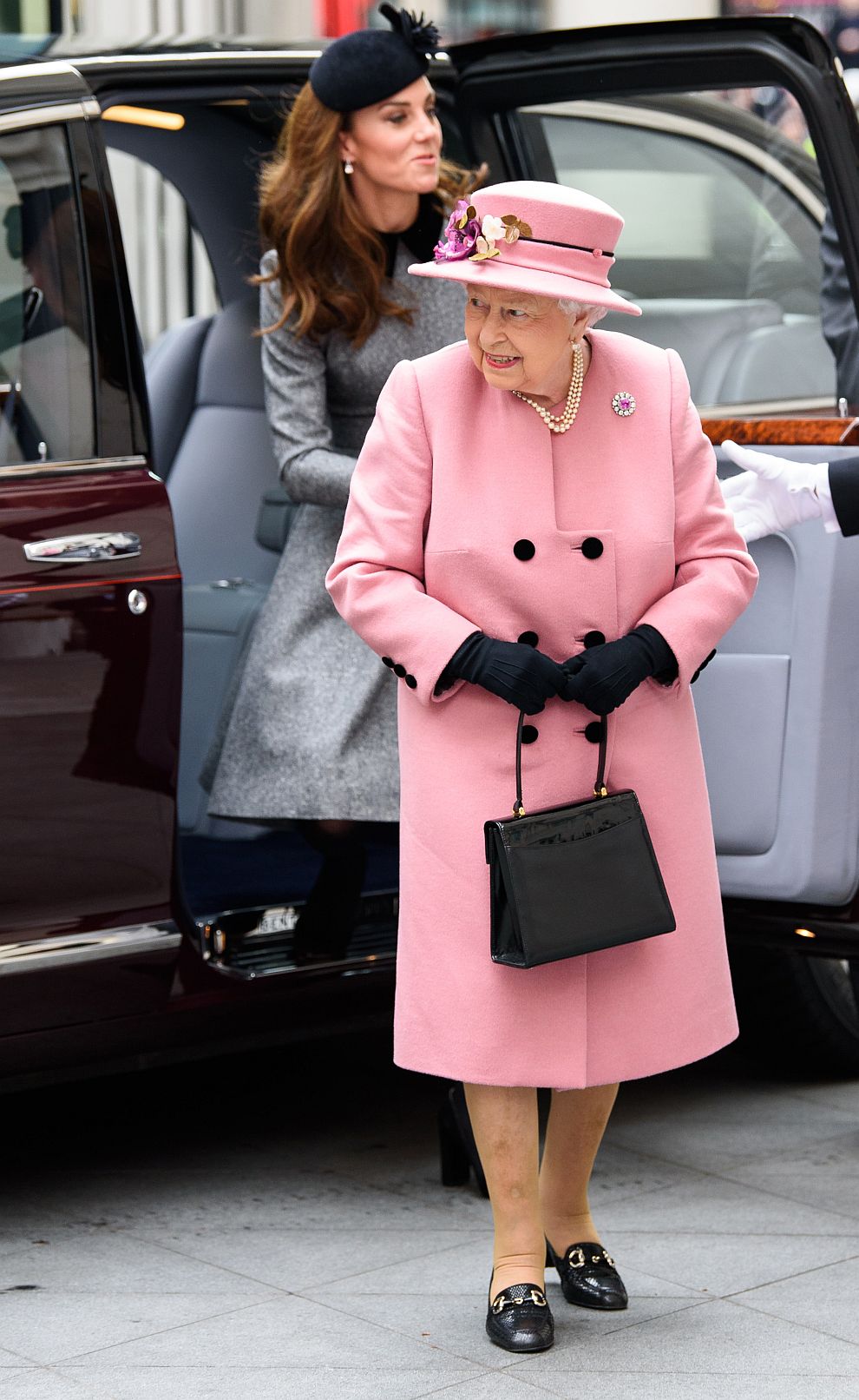 Херцогиня Катрин придружи кралица Елизабет Втора при посещението ѝ в „Кингс Колидж“  