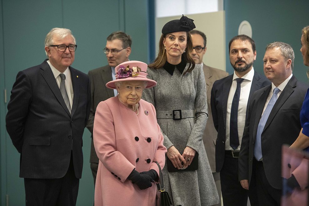 Херцогиня Катрин придружи кралица Елизабет Втора при посещението ѝ в „Кингс Колидж“  
