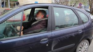 с предпазен колан на задната седалка