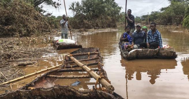 Служители на хуманитарни организации помагат на оцелелите да посрещнат тежките
