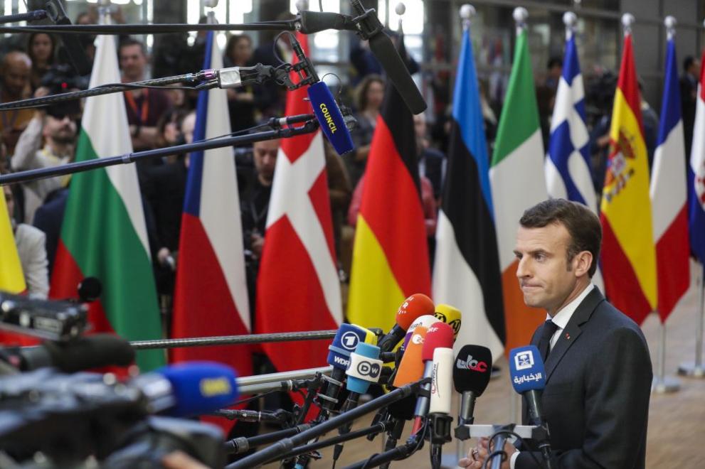 Френският президент Еманюел Макрон предупреди, че ако депутатите отхвърлят сделката на Мей, Великобритания ще излезе без такава