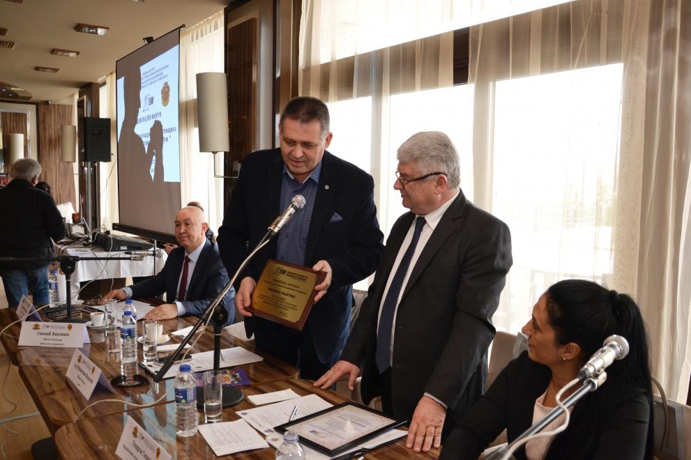 Връчиха на кмета на Разград юбилейна награда за активни социални политики