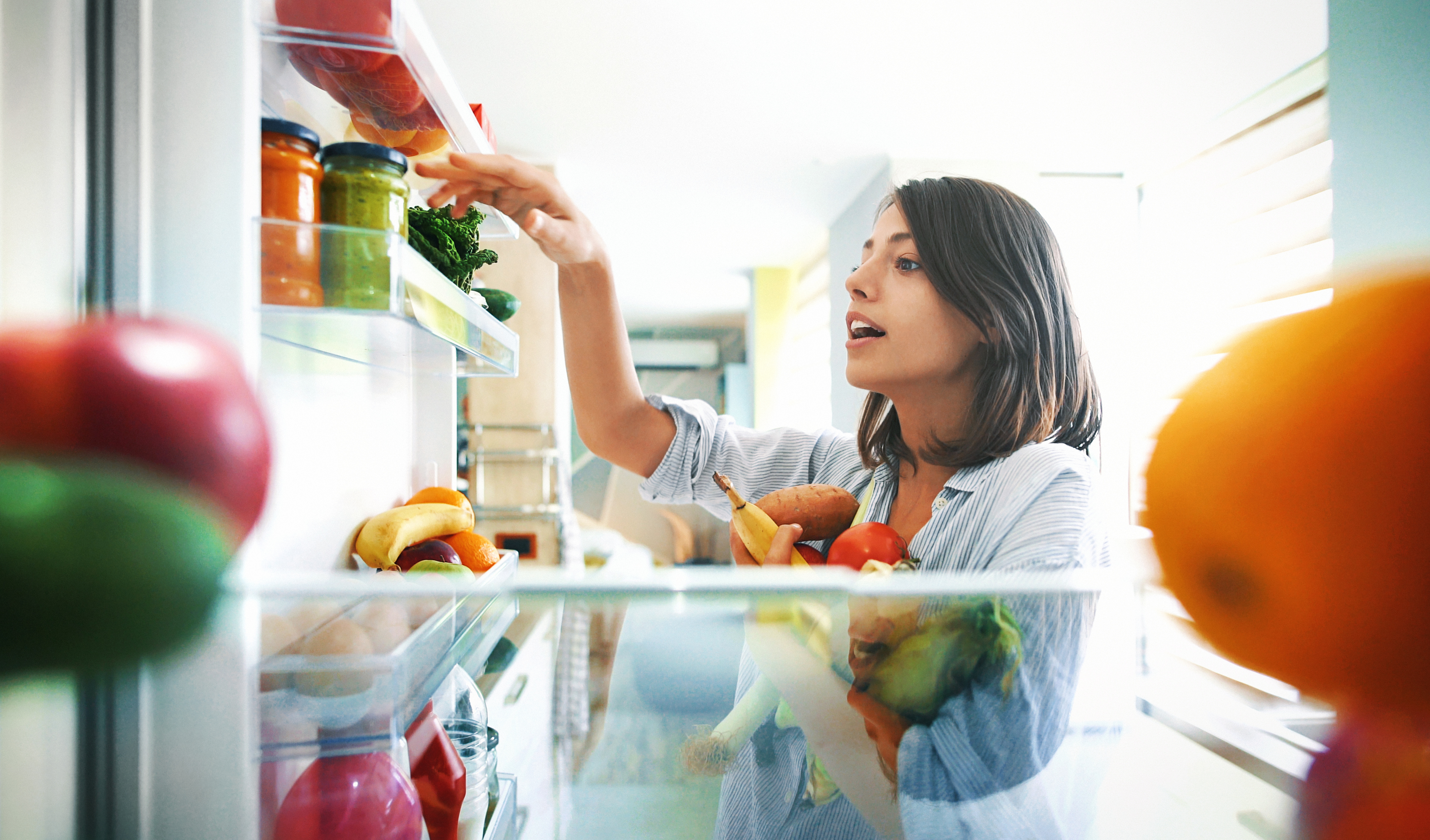 Почиствайте редовно с оцет.<br />
Виненият оцет действа върху бактериите и при ниски температури. Не подминавайте етажерките на вратата и дъното на хладилника, под контейнерите за зеленчуци.
