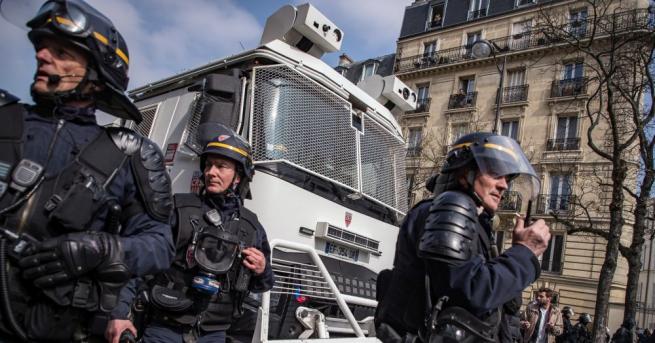 Френската полиция използва сълзотворен газ за да отблъсне протестиращи жълти