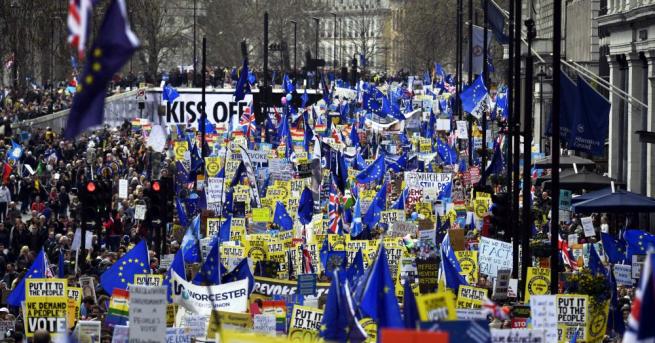 Стотици хиляди проевропейски настроени британци от всички краища на Обединеното