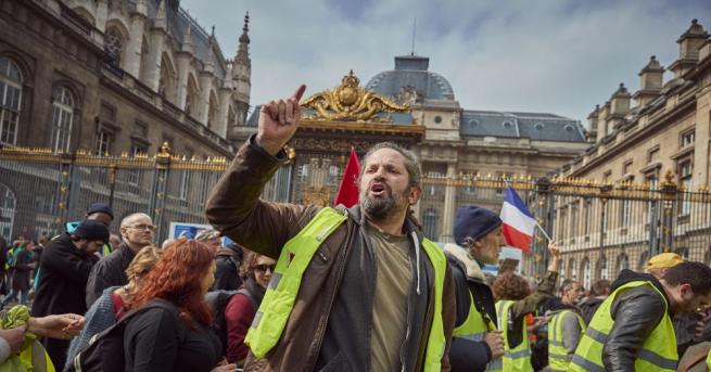 Маршът на жълтите жилетки вчера в Париж завърши мирно въпреки