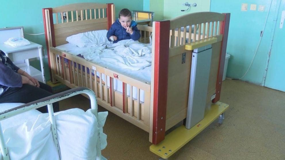 Мотористи от Стражица дариха ортопедично легло на търновската болницата