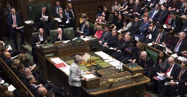 Британските депутати гласуваха да поемат контрола върху процеса по излизането