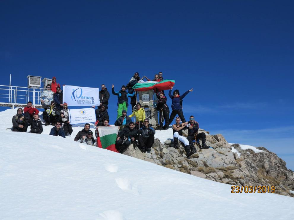 Студенти развяха на връх Мусала знамето на Варна - Европейски град на спорта 2019