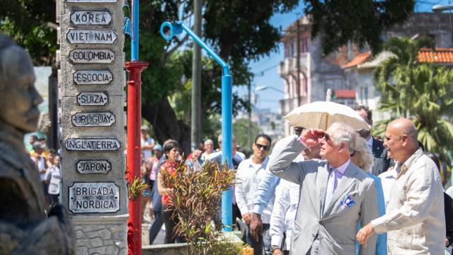 В сърцето на Хавана: Принц Чарлз откри статуя на Шекспир и се разходи из Куба