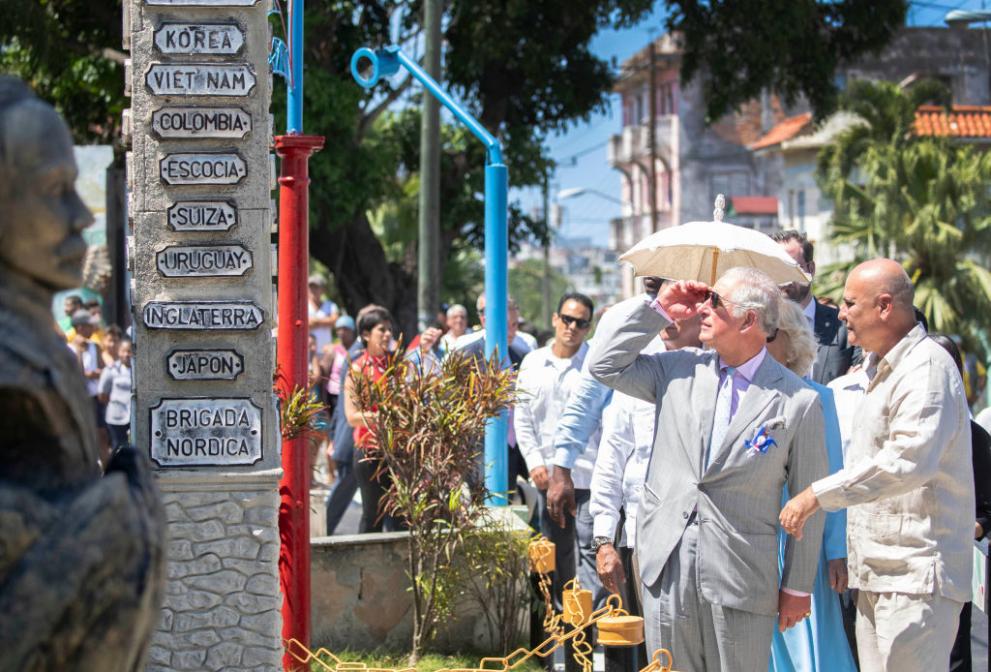 Заобиколени от тълпа от любопитни местни жители и туристи, британският престолонаследник и съпругата му се разходиха из центъра на кубинската столица