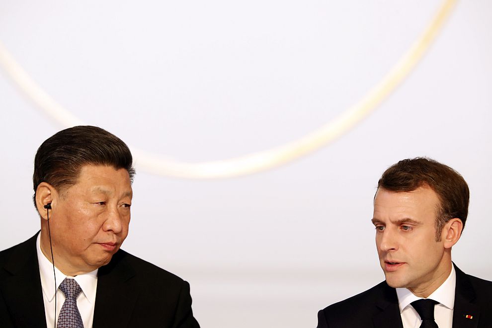 Френският президент Еманюел Макрон (вдясно) поиска от китайския си колега Си Цзинпин да „уважава единството на Европейския съюз“