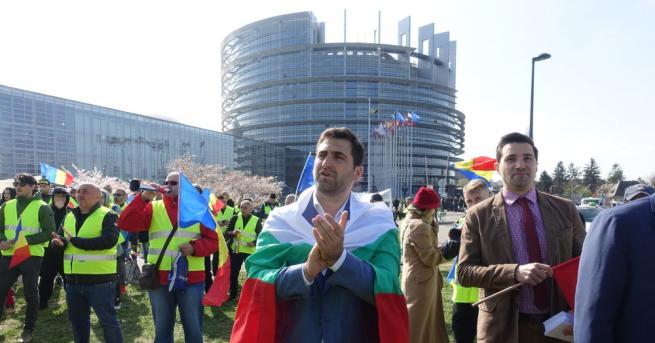 Стотици български и румънски превозвачи протестираха пред Европейския парламент в