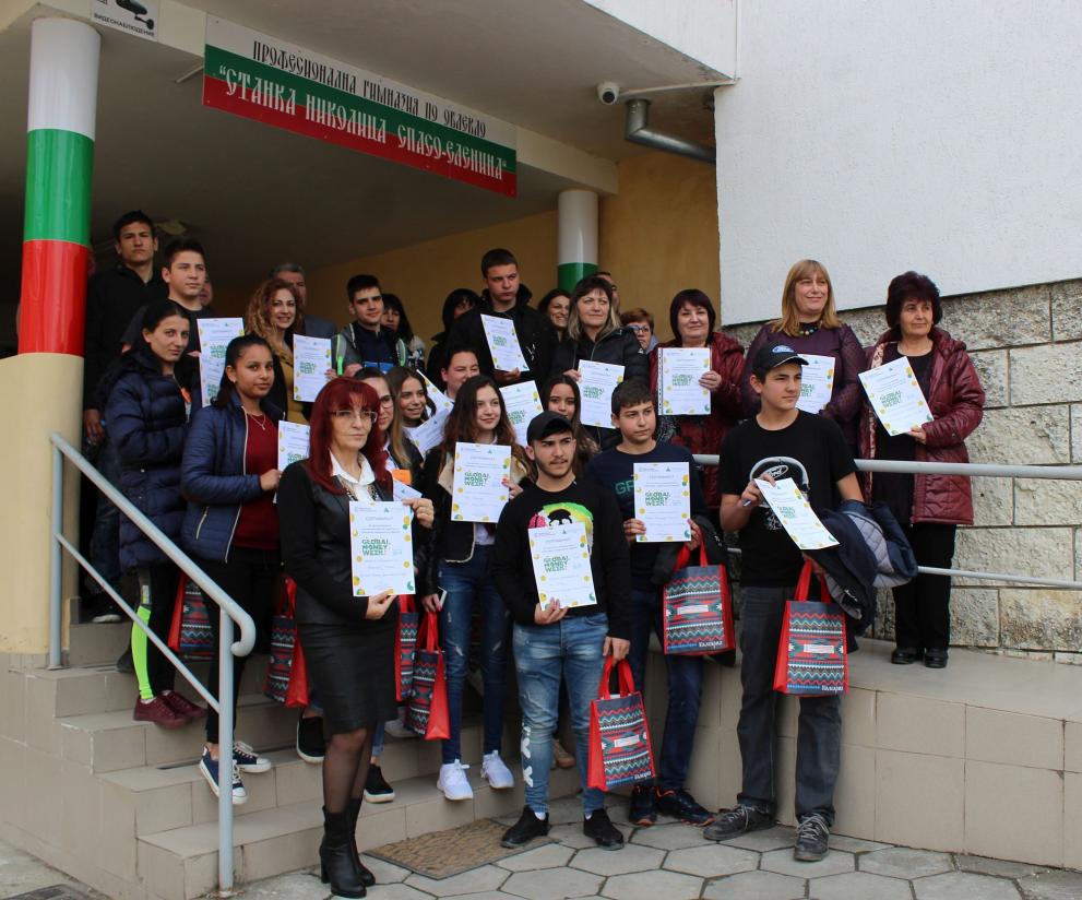 Отбори от 4 гимназии решаваха финансова кръстословица в Световната седмица на парите