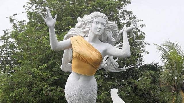 Моралисти покриха гърдите на голи русалки в атракционен парк (СНИМКИ)
