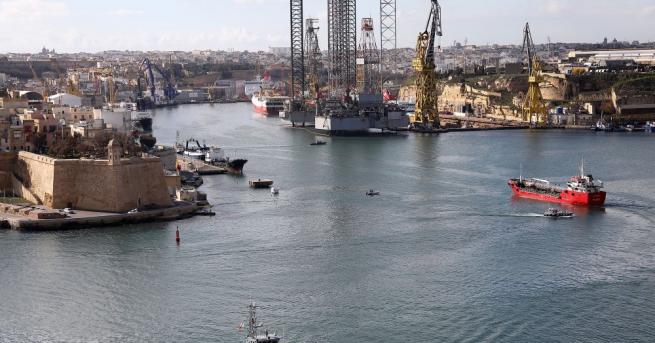 Близо 50 българи от 6 дни са блокирани в Малта