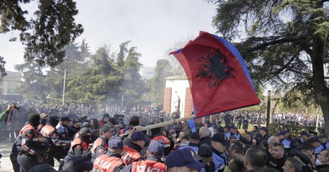 Протестиращи от албанската опозиция се опитаха да нахлуят в парламента,