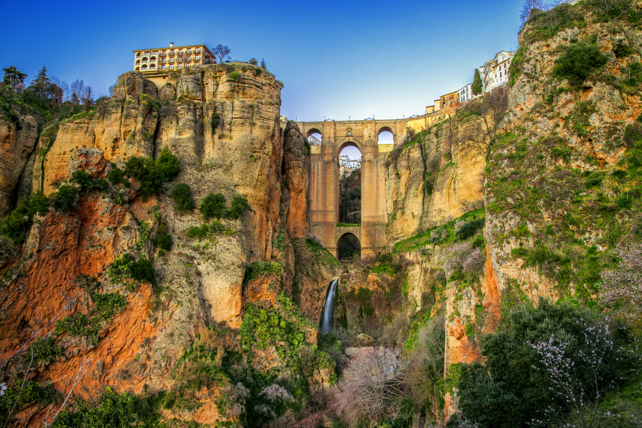 „Душата на Андалусия“ – така наричат град Ронда, разположен на ръба на каньона Тахо над река Гуадалевин в Испания. Изключително живописно място, изключителна природа и гледка, която можете да видите само там – на ръба на каньона.