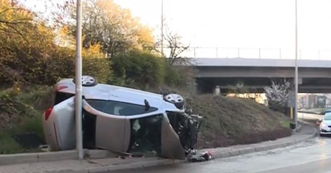 Автомобил излетя от Цариградско шосе и падна в детелината при отбивката за