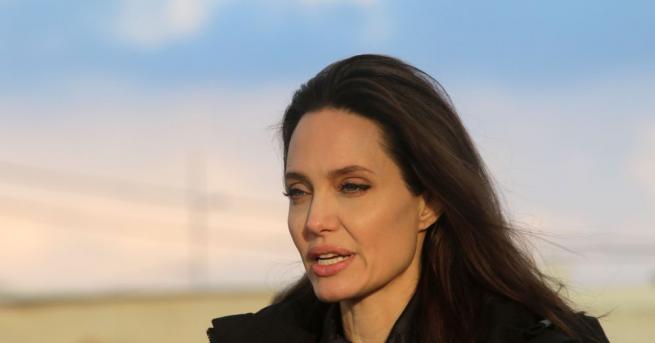 Описвайки себе си като американски патриот Анджелина Джоли призова от