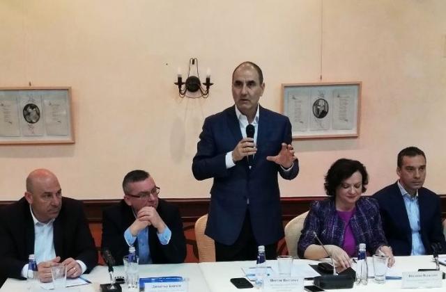 „Когато 2013-2014 управляваха тези, които днес казват, че с „Визия за България“ могат да са по-добри от нас – спираха еврофондовете и кметовете страдаха“, напомни Цветанов.