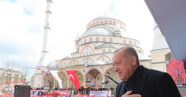 Президентът на Турция Реджеп Ердоган късно в събота призова турските