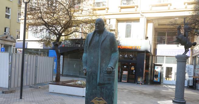На 1 април столичният площад Гарибалди осъмна с двуметров паметник на